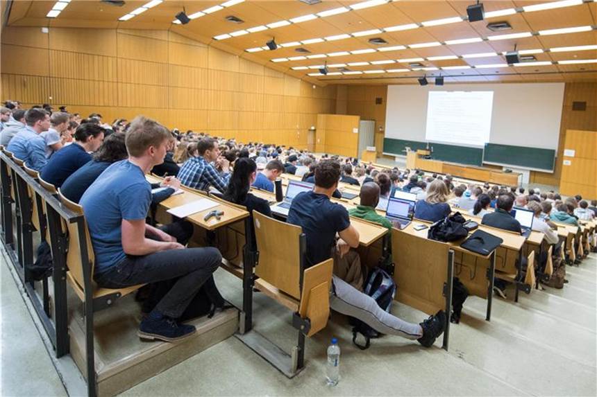 Neue Studiengänge für Ingenieure, Manager und Forstwirte Deutschlands Unis bieten zum kommenden Wintersemester einige neue und zu meist zukunftsorientierte Studiengänge an. Foto: Sebastian Gollnow