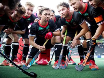 Deutschlands Vize-Kapitän Tobias Hauke (M) bildet mit den Hockey-Herren einen Kreis. Foto: Frank Uijlenbroek
