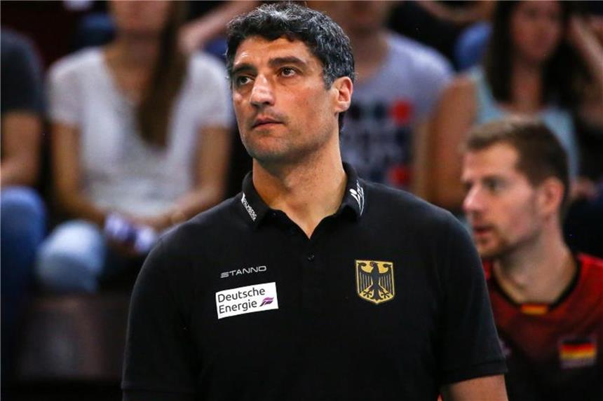 Deutsche Volleyballer holen ersten Heimsieg Deutschlands Volleyball-Trainer Andrea Giani während des Spiels am Spielfeldrand. Foto: Christoph Schmidt