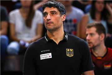 Deutschlands Volleyball-Trainer Andrea Giani während des Spiels am Spielfeldrand. Foto: Christoph Schmidt
