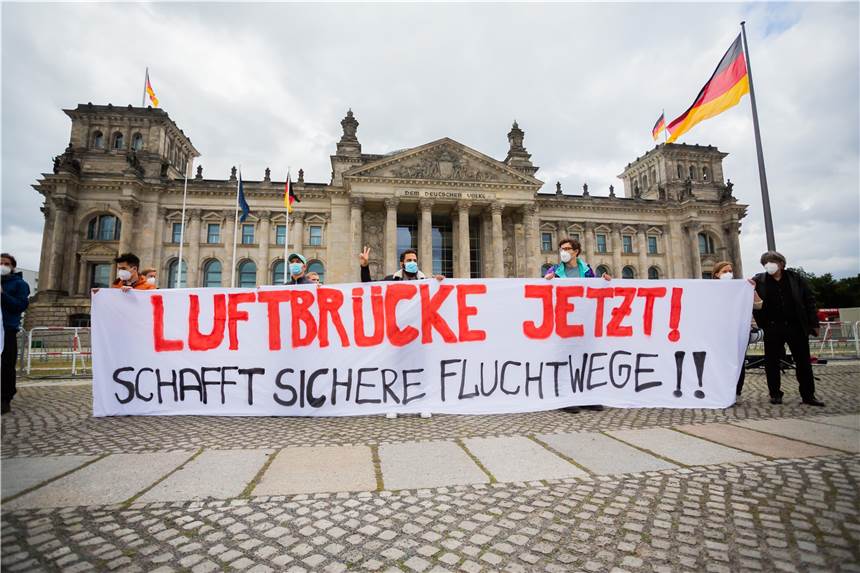 Deutschlandweite Demonstrationen: Schnelle Luftbrücke aus Afghanistan Deutschlandweit haben tausende Menschen eine schnelle Luftbrücke gefordert.
