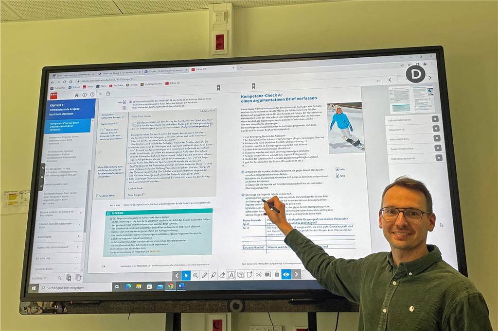 iPads für alle: Marga-Spiegel-Sekundarschule setzt Digitalisierung fort Deutschlehrer Dennis Behring vor einem der neu angeschafften Digital-Boards, die die alten Whiteboards mit Beamer ablösen.