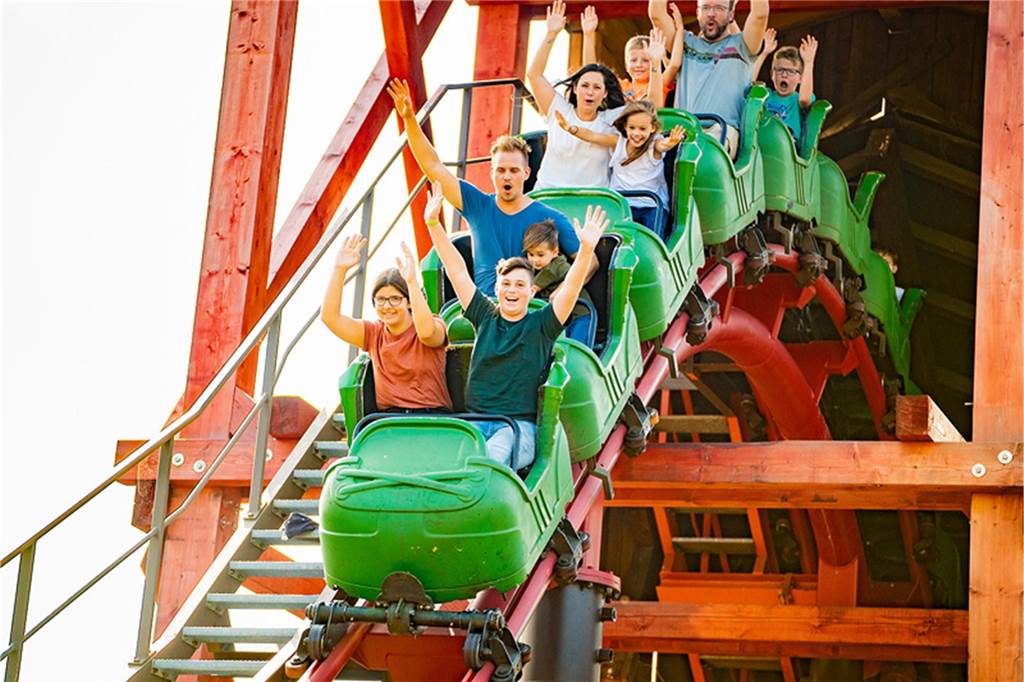 Jede Menge Action: Freizeitparks in NRW starten in die Saison fort fun achterbahnfahrt
