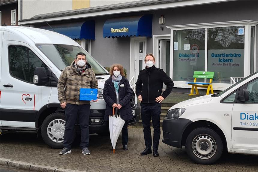Quartierskümmerer begleiten Senioren zum Impfzentrum Devrim Ozan (Awo, links), Anette Pehrsson und Stefan Chilla (Diakonie), hier vor dem Quartierbüro Ickern an der Stettiner Straße, haben eine Aktion für den Transport zum Impfzentrum gestartet.