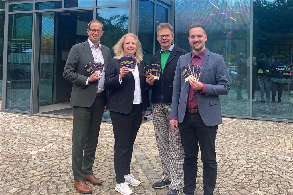 Vogelspinnen, Erotik und US-Star auf der Bühne bei der DEW-Museumsnacht DEW21-Geschäftsführer Dr. Gerhard Holtmeier (v.l.), Andrea Schmadtke und Dr. Jens Stöcker von den städtischen Museen sowie Maurice Rotzoll von der Konzeptschmiede-do stellten das Programm zur DEW-Museumsnacht vor.