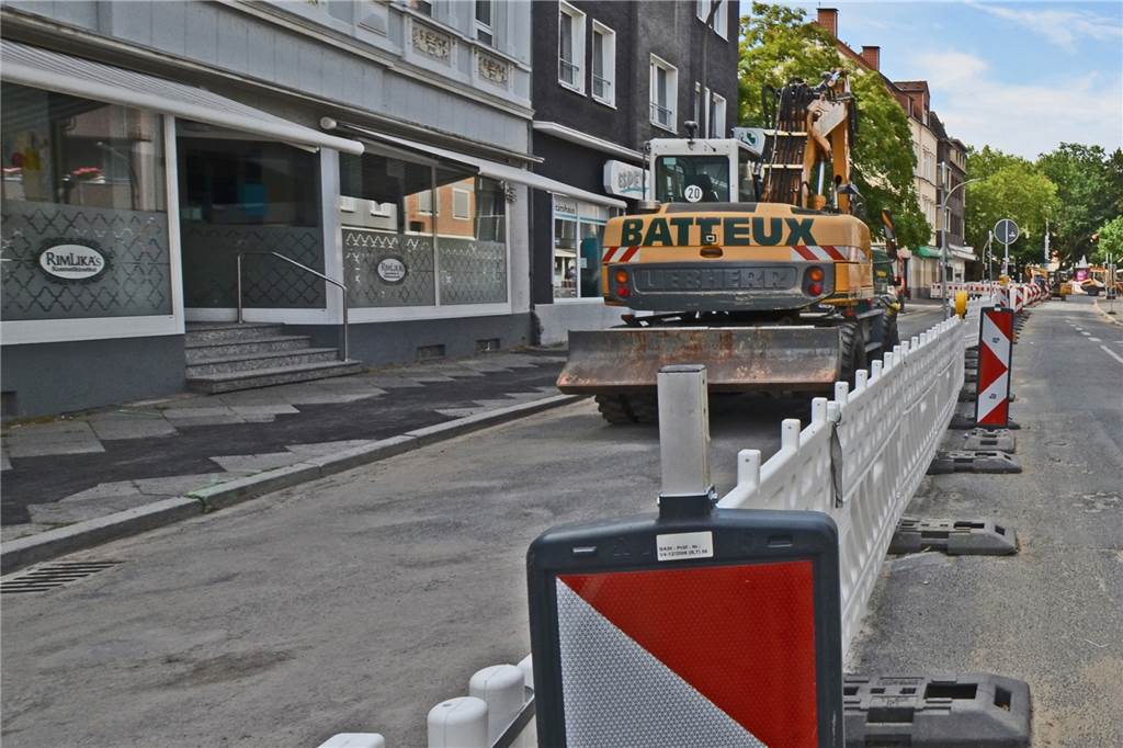 DEW21 ist mit der Erneuerung der Versorgungsleitungen nach eigener Aussage im Plan. Der provisorisch wieder geschlossene alte Bürgersteig zeigt, wo die Elektroleitungen herführen.