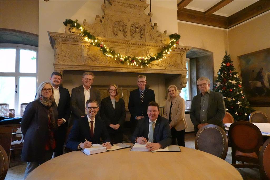 Eigenkapitalerhöhung für Stadtwerke: Was steckt hinter den 3,1 Millionen Euro? Dezember 2021 bei Goldschmieding: Jens Langensiepen unterschreibt mit Bürgermeister Kravanja unter den Augen wichtiger Vertreter der Stadtspitze die Konzessionsverträge fürs Gas- und Stromnetz in Castrop-Rauxel. Damit kann man gestalten, so die Lesart der Stadt und Stadtwerke.