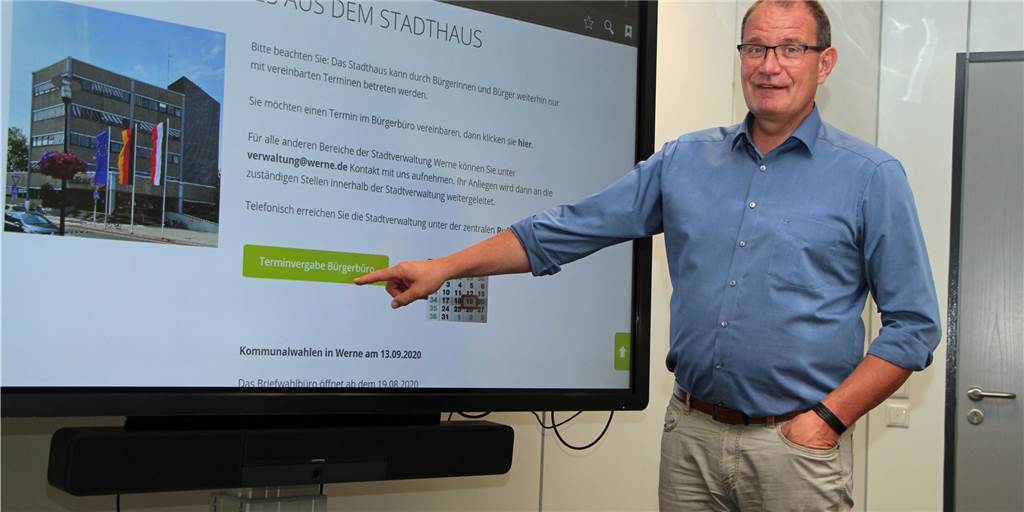 Dezernent Frank Gründken zeigt den Button auf der Homepage der Stadt Werne, mit dem man zur elektronischen Terminvereinbarung gelangt. Das funktioniert schon seit knapp zwei Jahren. Nun muss die Verwaltung etliche weitere Leistungen digitalisieren.