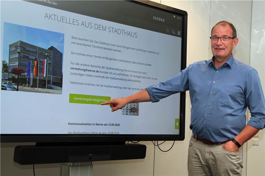Ab sofort Online-Termine im Stadthaus - Der Weg ist nicht ganz einfach Dezernet Frank Gründken zeigt den Button auf der Homepage der Stadt Werne, mit dem man zur elektronischen Terminvereinbarung gelangt.