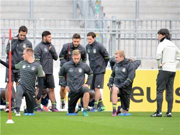 DFB-Coach Joachim Löw beim Training Nationalmannschaft in Hamburg. Foto: Daniel Bockwoldt