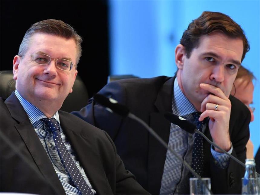 Friedrich Curtius: Länderspiel in China bis 2019 als Ziel DFB-Präsident Reinhard Grindel (l) hat zu einem Länderspiel in China, das DFB-Generalsekretär Curtius (r) anvisiert, bereits Zustimmung signalisiert. Foto: Martin Schutt