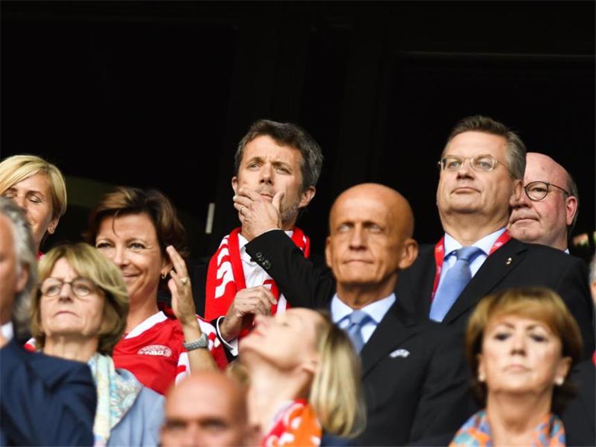 Grindel deutet Jones-Verbleib an DFB-Präsident Reinhard Grindel (r) neben Pierluigi Collina (2.v.r.) auf der Tribüne beim EM-Finale in den Niederlanden. Foto: Patrick Post