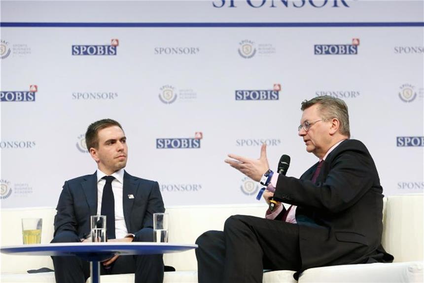 DFB übergibt Bewerbung für EURO 2024 DFB-Präsident Reinhard Grindel (r) und der ehemalige Nationalspieler Philipp Lahm bei einer Talkrunde. Foto: Roland Weihrauch