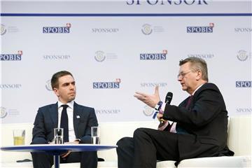 DFB-Präsident Reinhard Grindel (r) und der ehemalige Nationalspieler Philipp Lahm bei einer Talkrunde. Foto: Roland Weihrauch