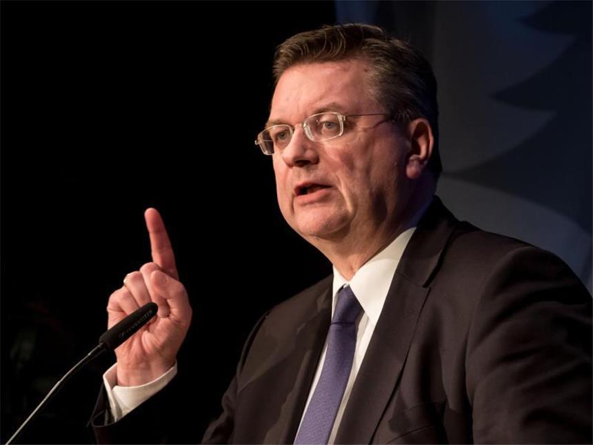 Grindel wünscht sich nach U20-Aus mehr Kooperation DFB-Präsident Reinhard Grindel schließt einen Boykott der WM 2022 in Katar nicht mehr aus.