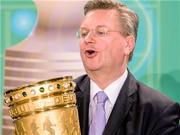 DFB-Präsident Reinhard Grindel und der DFB-Pokal. Foto: Kay Nietfeld
