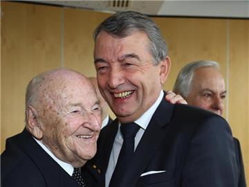 DFB-Präsident Wolfgang Niersbach (r) gratuliert Egidius Braun zum Neunzigsten. Foto: Christof Koepsel/Bongarts/Getty Images/dpa