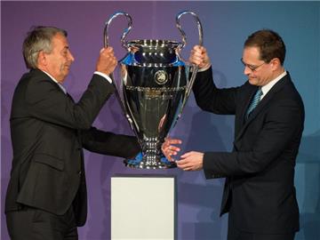 DFB-Präsident Wolfgang Niersbach übergibt den Pokal an den Regierenden Bürgermeister von Berlin, Michael Müller (r). Foto: Bernd von Jutrczenka