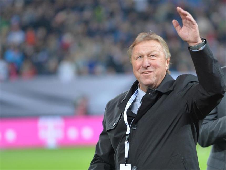 DFB-Junioren mit hohen Ambitionen - Hrubesch zufrieden DFB-Sportdirektor Horst Hrubesch hat den Anspruch, dass die deutschen Nachwuchsteams um Titel mitspielen. Foto: Carmen Jaspersen