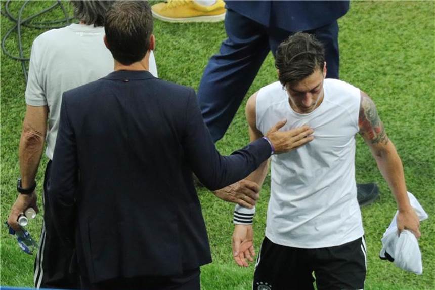 Mesut Özil und die Erdogan-Affäre DFB-Teammanager Oliver Bierhoff (l) tröstet Mesut Özil nach der WM-Niederlage gegen Mexiko. Foto: Christian Charisius