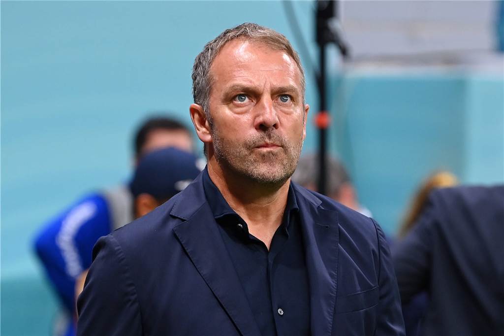 BVB-Angreifer Moukoko als Lichtblick: Flick blickt im WM-Kummer zurück nach vorn Hansi flickt blickt nach oben.