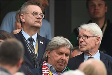 DFL-Präsident Dr. Reinhard Rauball (r.) übt deutliche Kritik am DFB.