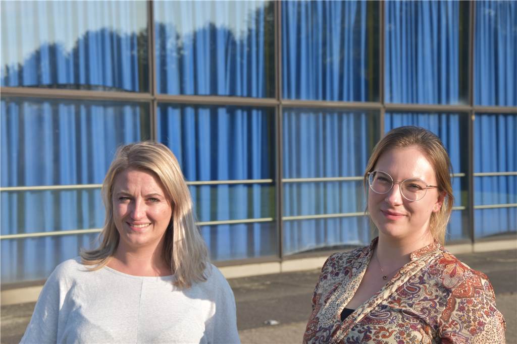 Dhana Stannek (l.) und Miriam Mehlmann engagieren sich als Wahlkreis-Vorstand bei der Briefwahl.