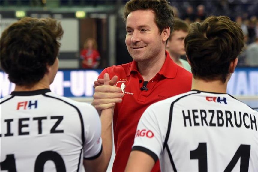 Hockey-Herren verlieren 0:3 gegen Australien DHB-Coach Stefan Kermas (M) verlor mit seiner Mannschaft beim World-League-Finale in Indien 0:3 gegen Australien. Foto: Hendrik Schmidt
