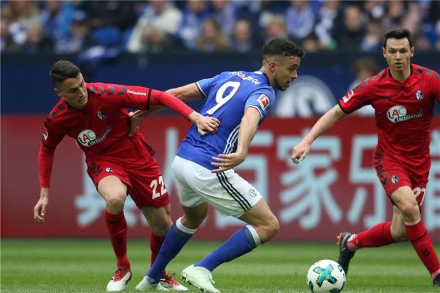 Sechster Sieg: Schalker Minimalisten vertagen Bayern-Feier Di Santo (M), Sierro (l) und Höfler kämpfen um den Ball. Foto: Ina Fassbender