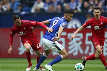 Di Santo (M), Sierro (l) und Höfler kämpfen um den Ball. Foto: Ina Fassbender