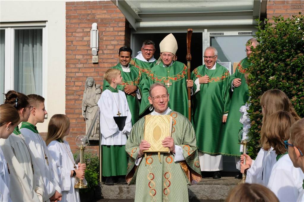 Gemeinde St. Matthäus Wulfen feierte ein Dreifachjubiläum Diakon Ulrich Nikolayczik präsentierte das Goldene Buch der Stadt.