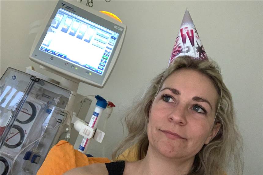 Eine Betroffene erzählt: So erschwert die Corona-Krise das Warten auf ein Spenderorgan Dialyse-Patientin Sina Jürgensen liegt an ihrem Geburtstag für eine Blutwäsche an einem Dialyse-Gerät.