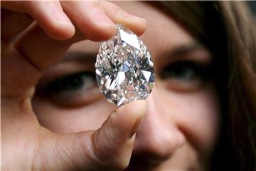 Diamanten funkeln wunderschön. Als Geldanlage sind sie aber nicht geeignet. Privatanlegern fehlt dafür meist das nötige Wissen. Foto: Andy Rain/epa