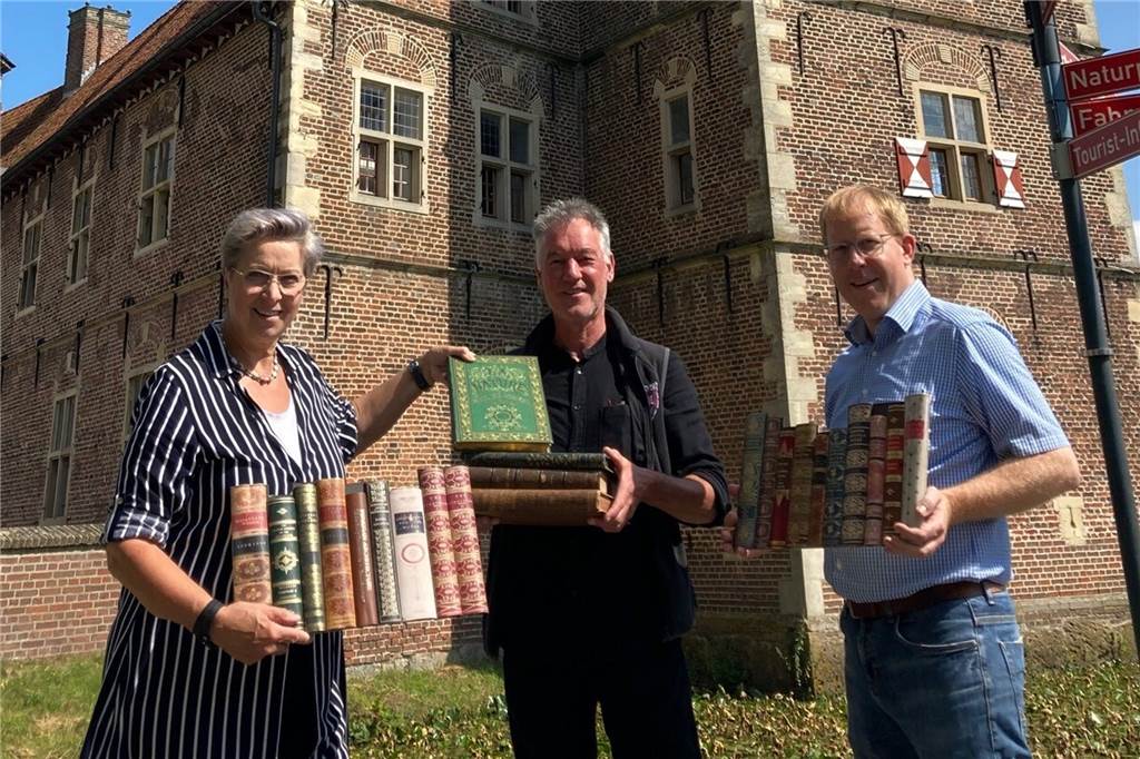 Corona: Besucherzahl wird beim Raesfelder Büchermarkt begrenzt Diana Brömmel (Vorsitzende des Ortsmarketing-Vereins), Marktmeister Rainer Heeke und Reinhard Nießing (Ortsmarketing) laden zum 15. Büchermarkt ein.