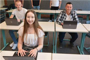 Diana Decker, Kaya Elverisli (r.) und Erik Pötter sind die neuen Bufdis der Gesamtschule. Offiziell treten sie ihren Bundesfreiwilligendienst am 1. August an.