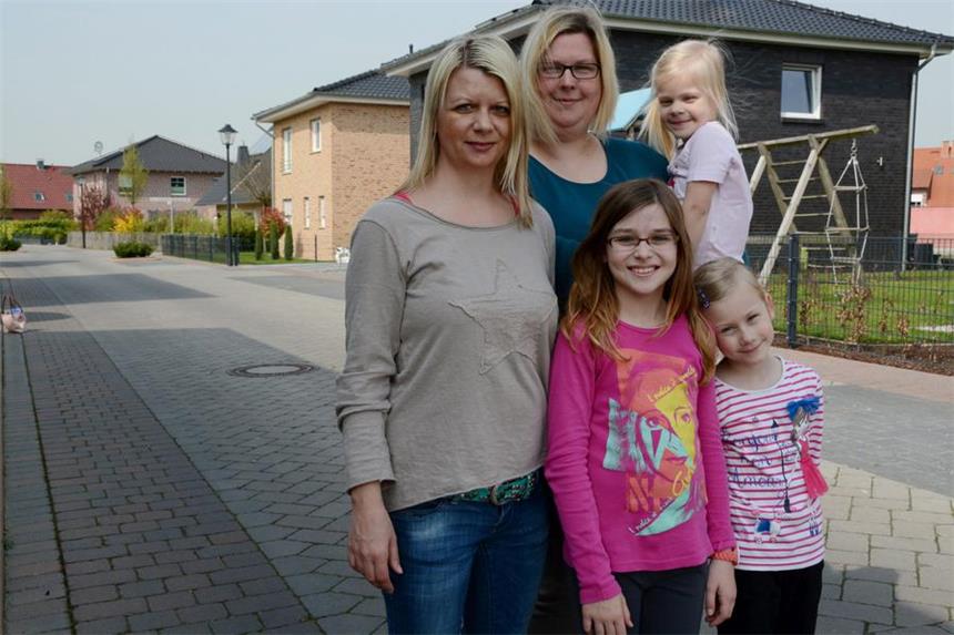 Olfener ärgern sich über Raser Diana Dördelmann (M.) und ihre Nachbarin Nadine Kruse machen sich Sorgen um ihre Kinder. Trotz verkehrsberuhigter Zone rasen die Autos vor ihrem Haus, sagen die beiden Mütter.