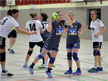 Diana Waning (am Bal)l und Ann-Cathrin Kemper (Nr. 11)  starten mit der  DHG Ammeloe/Ellewick am Sonntag, 6. September, um 13 Uhr auswärts bei der HSG Hohne/Lengerich in das neue Spieljahr.