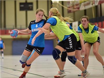 Diana Waning (l.) spielt mit der Bezirksligavertretung des DHG Ammeloe/Ellewick am Samstag ab 15 Uhr in der Hamalandhalle gegen fünf Frauenteams aus Kreis- und Bezirksliga um den Flamingo-Cup 2016.