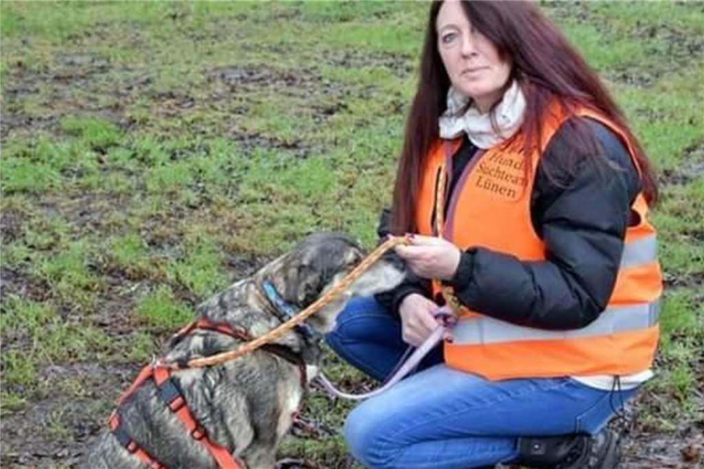 Hündin entlaufen: Anderes Tier half bei langer Suche in Dortmunder Wald Diana Weichert vom Hunde Suchdienst Lünen unterstützte bei der Suche nach Frida.