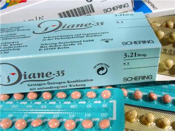 «Diane-35» Packung: Das häufig als Antibabypille verschriebene Akne-Medikament wird in Frankreich wegen möglicher tödlicher Nebenwirkungen verboten. Foto: Jochen Eckel