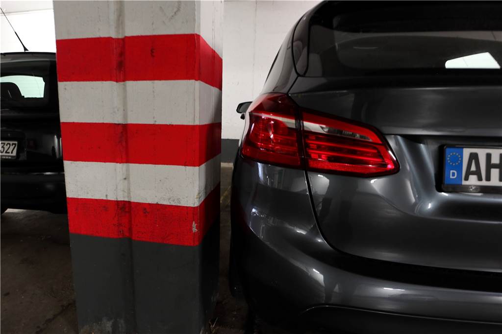 Viele Parkplätze in Ahaus sind viel zu eng für moderne Autos Dicht am Pfeiler steht dieses Auto in der Tiefgarage Königstraße.