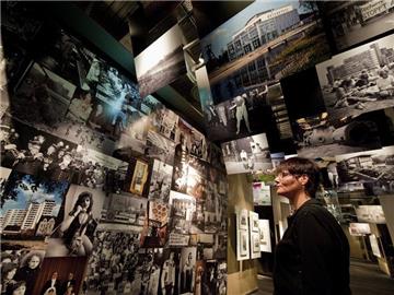 Dicht an dicht hängen die Fotos in der Ausstellung «Alles wieder anders. Fotografien aus der Zeit des Strukturwandels».