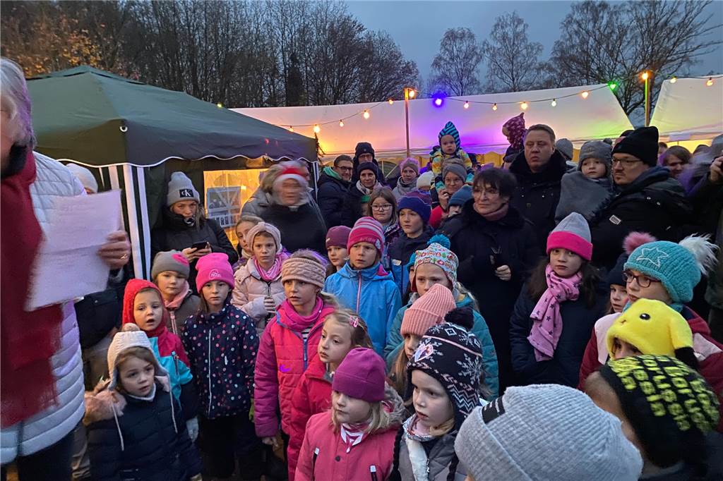 Dicht an dicht standen große und kleine Besucher beim Auftritt des Nikolauses am Sonntagnachmittag ab 16.30 Uhr.