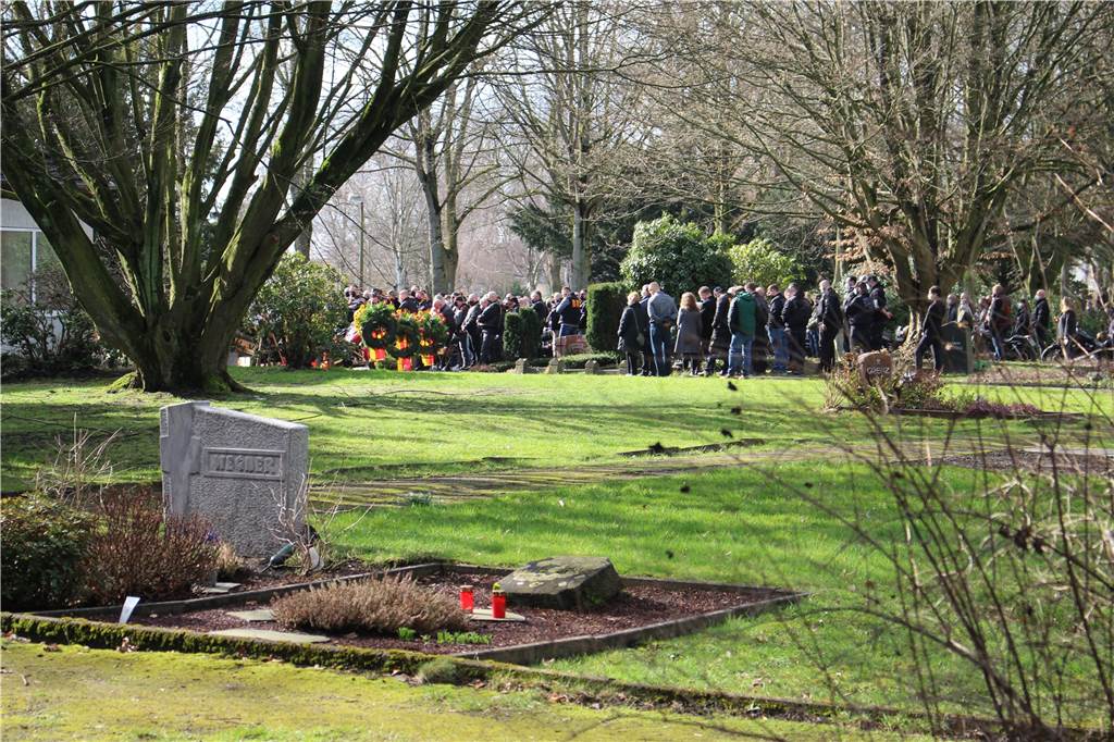Bandido-Trauerfeier in Huckarde: Dutzende Rocker treffen sich auf Friedhof Dicht an dicht stehen Bandidos bei der Beerdigung eines Club-Mitglieds auf dem Friedhof in Huckarde am Freitag (26.2.) zusammen.
