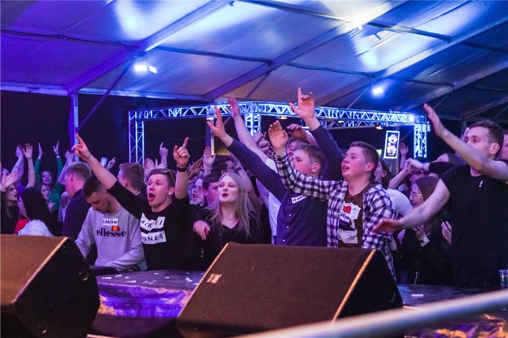 Karpaten-Saison in Ahaus startet: alle Neuerungen im Überblick Ahaus Party Karpaten Festival Besucher feiern vor der Bühne