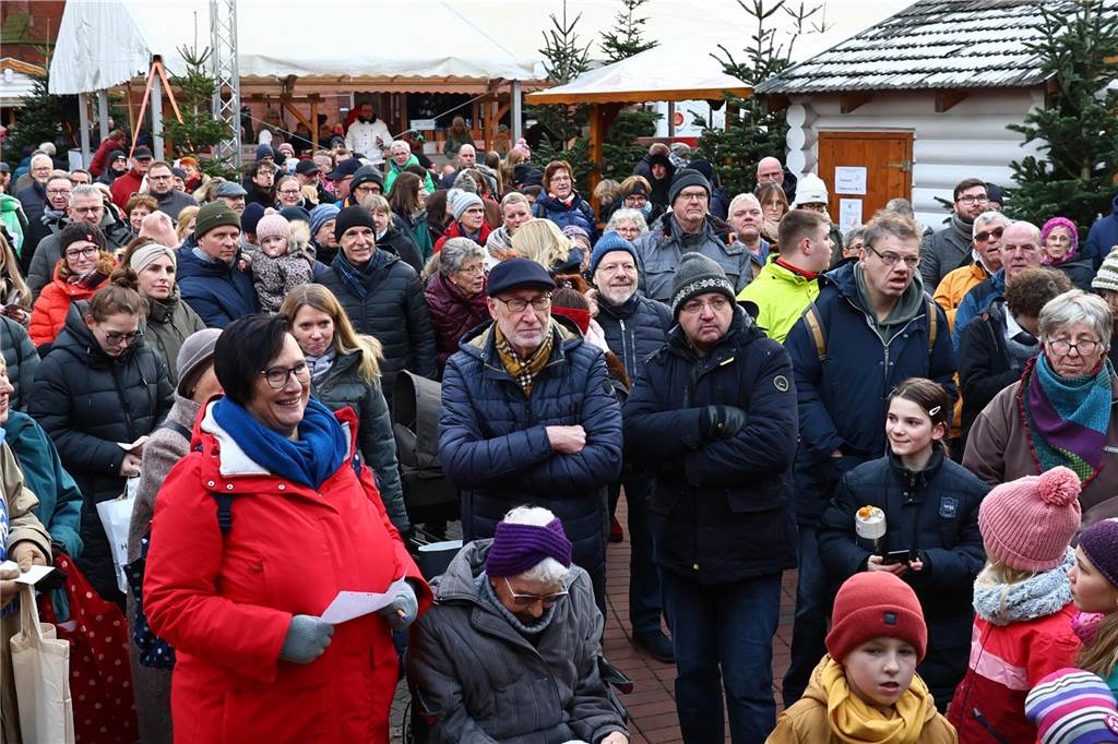 Familie Reimers hatte bei der ersten Glücksthaler-Ziehung das große Los Menschen auf dem Marktplatz