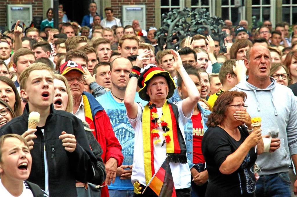 Stadtfest abgesagt, Public Viewing noch unklar, Kirmes soll stattfinden Dicht gedrängte Fußballfans – wie hier beim unrühmlichen 0:1 der deutschen Mannschaft gegen Mexiko 2018 – wird es bei der EM 2021 auf dem Oldenkottplatz nicht geben. Trotzdem wollen die Tobit.Labs das große Display aufstellen.