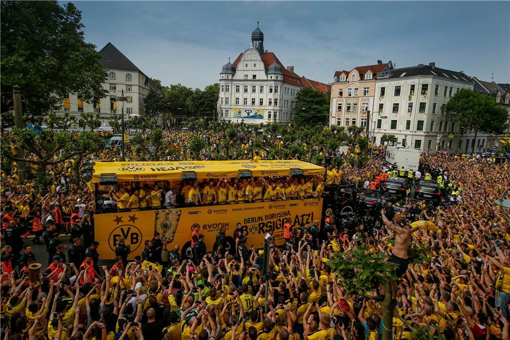 Dicht gefüllt war der Borsigplatz bei der Ehrenrunde der Pokalhelden.