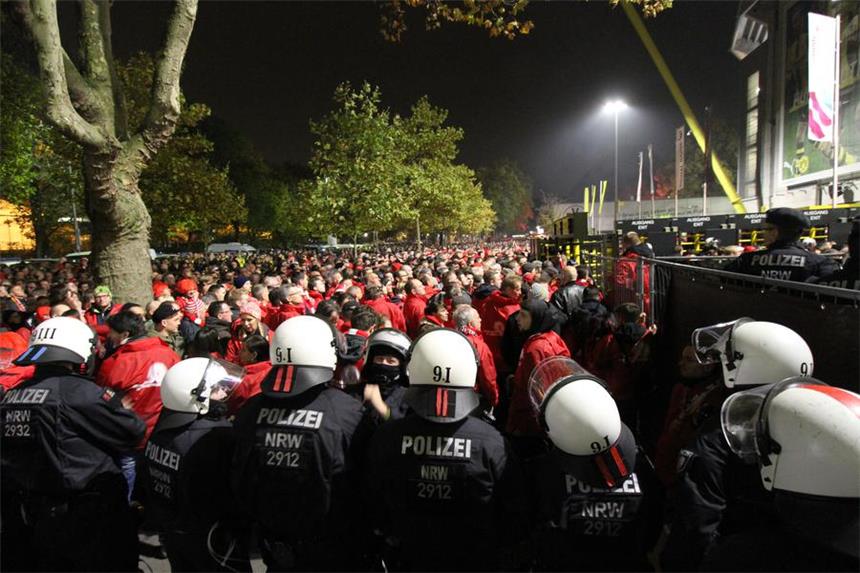 BVB-Spiel gegen Union Berlin verspätet angepfiffen Dichte Wartereihen vor den Einlasskontrollen am Stadioneingang.