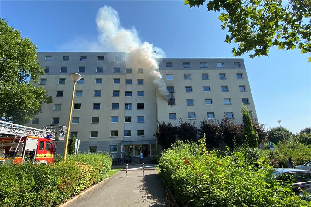 Feuer in Dortmunder Studentenwohnheim - Großeinsatz der Feuerwehr Dichter Qualm stieg aus einem Fenster im dritten Stock empor.